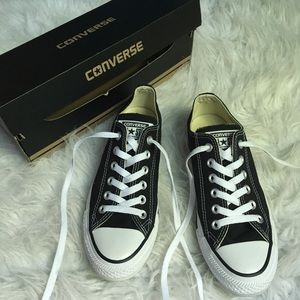 NWT CONVERSE LOW TOP BLACK SIZE 7